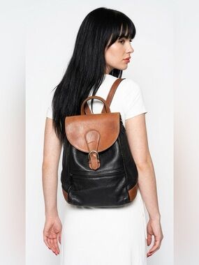 DELFINO BLACK LEATHER BUCKLE FLAP BACKPACK WOMAN